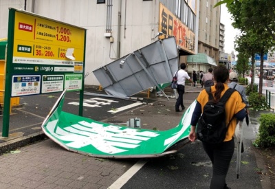 Ισχυρός τυφώνας έπληξε το Τόκιο – Μια νεκρή, ζημιές σε υποδομές