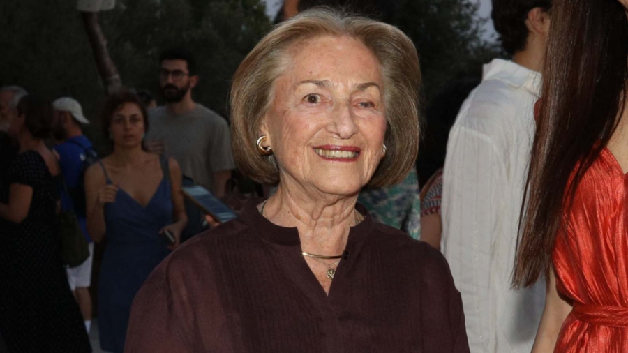 Η πρώτη δημόσια εμφάνιση της Δάφνης Σημίτη, πέντε μήνες μετά τον θάνατο του συζύγου της