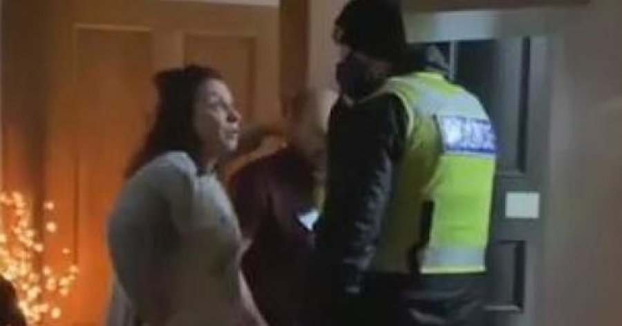Σκωτία: Αστυνομικοί εισέβαλαν σε σπίτι για παραβίαση του Lockdown