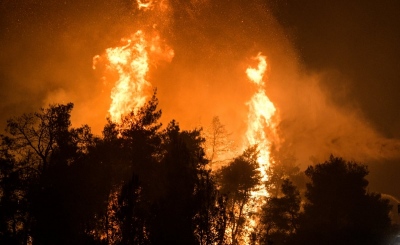 Πύρινος εφιάλτης στην Ελλάδα – Ανεξέλεγκτες οι φωτιές σε Δυτική Αττική και Ρόδο, σε ύφεση στη Λακωνία – «Τείχος» για την Πάρνηθα