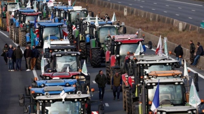 Οργισμένοι με τις Βρυξέλλες οι αγρότες της Ευρώπης - Πολιορκούν το Παρίσι, ζητούν δίκαιο ανταγωνισμό