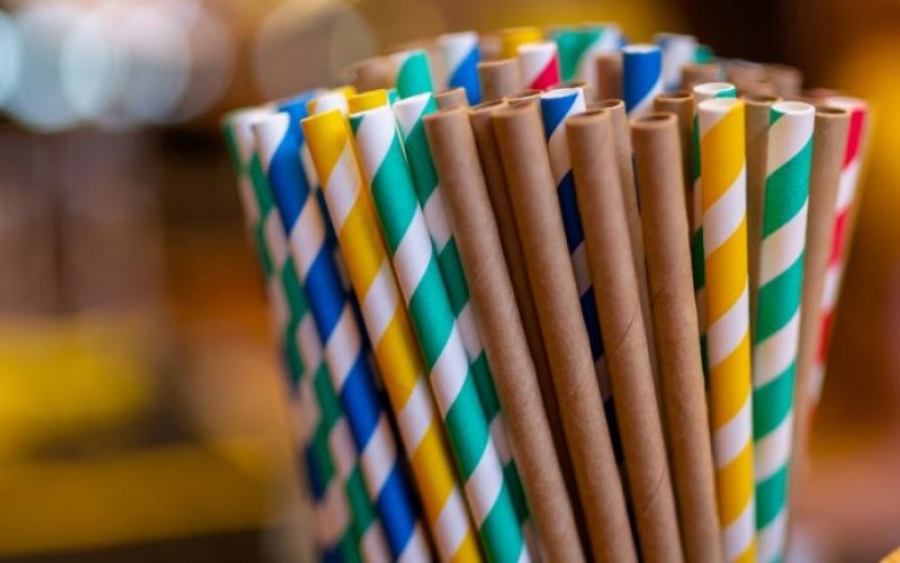 Η μεγάλη ανατροπή: Τα χάρτινα καλαμάκια είναι ασφαλή μόνο για 10-20 λεπτά λόγω των υπερφθοροαλκυλικών ουσιών που περιέχουν