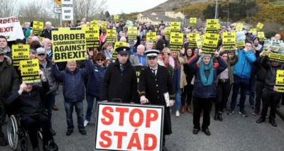 Brexit: Διαδήλωση κατά των «φυσικών συνόρων» και των ελέγχων μεταξύ Ιρλανδίας - Βόρειας Ιρλανδίας