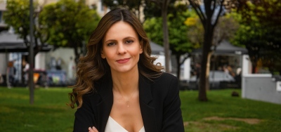 Η Αχτσιόγλου δηλώνει πολιτικά «παρούσα» - Υψώνει τείχος από αβοκάντο και σόγια απέναντι στον Trump