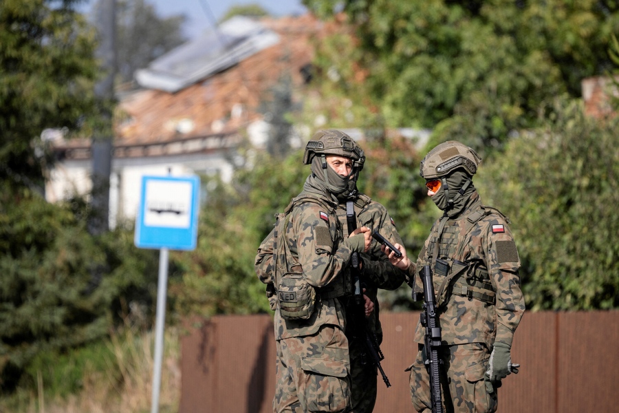 Πολωνία: Μυστηριώδες ιπτάμενο αντικείμενο εξαφανίστηκε από τα ραντάρ – Τεράστιος κρατήρας και συντρίμμια σπέρνουν τον πανικό!