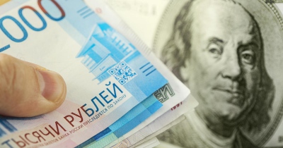 Υπό πίεση το ρωσικό ρούβλι μετά την κεντρική τράπεζα - Στα 93 ρούβλια ανά δολάριο