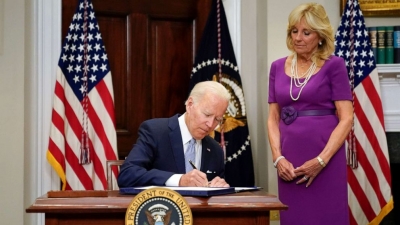 Ιστορική ημέρα για τις ΗΠΑ: Νόμο που θέτει αυστηρούς όρους στην οπλοκατοχή υπέγραψε ο Biden - Ο σημαντικότερος σε 30 χρόνια