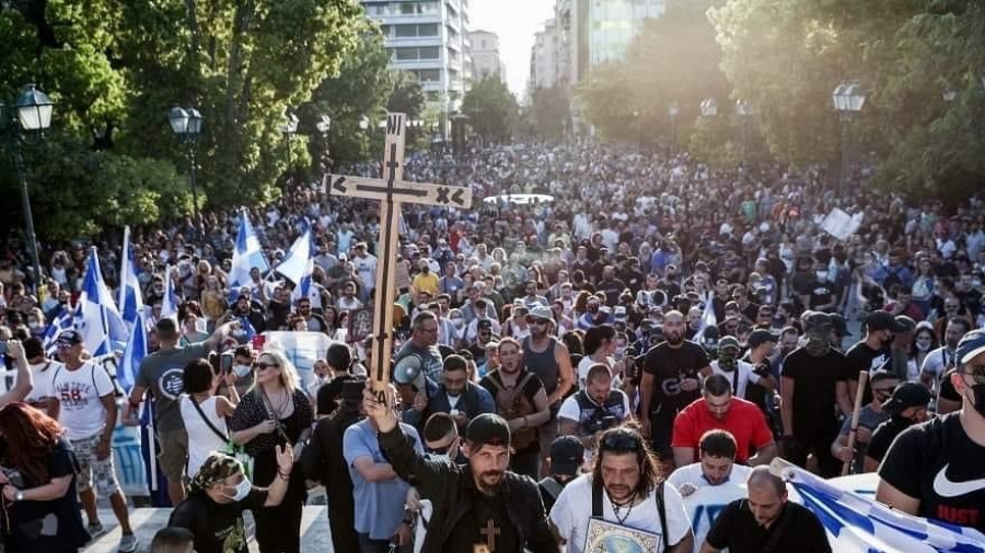 Η επικίνδυνα διχασμένη κοινωνία αντιδρά – Συγκεντρώσεις κατά εμβολίων και απαράδεκτων μέτρων διαχωρισμού