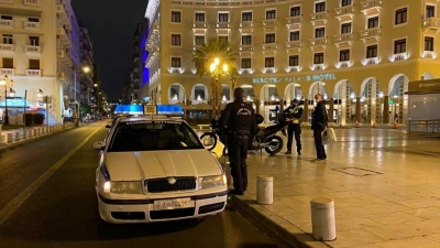 Θεσσαλονίκη: 43χρονη χωρίς μάσκα έφτυσε και απείλησε αστυνομικούς - Σύλληψη και 300 ευρώ πρόστιμο