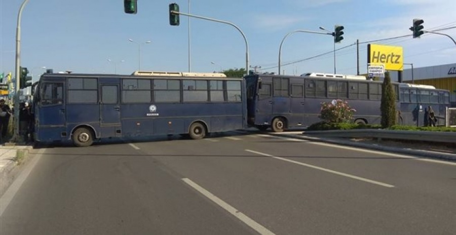 Θεσσαλονίκη: Διαμαρτυρία για τη συμφωνία των Πρεσπών - Αντιμέτωποι με ισχυρές αστυνομικές δυνάμεις οι διαδηλωτές