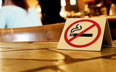 Σειρά ελέγχων σε Αθήνα, Θεσσαλονίκη και Λάρισα για την εφαρμογή του αντικαπνιστικού νόμου - Τι προέκυψε