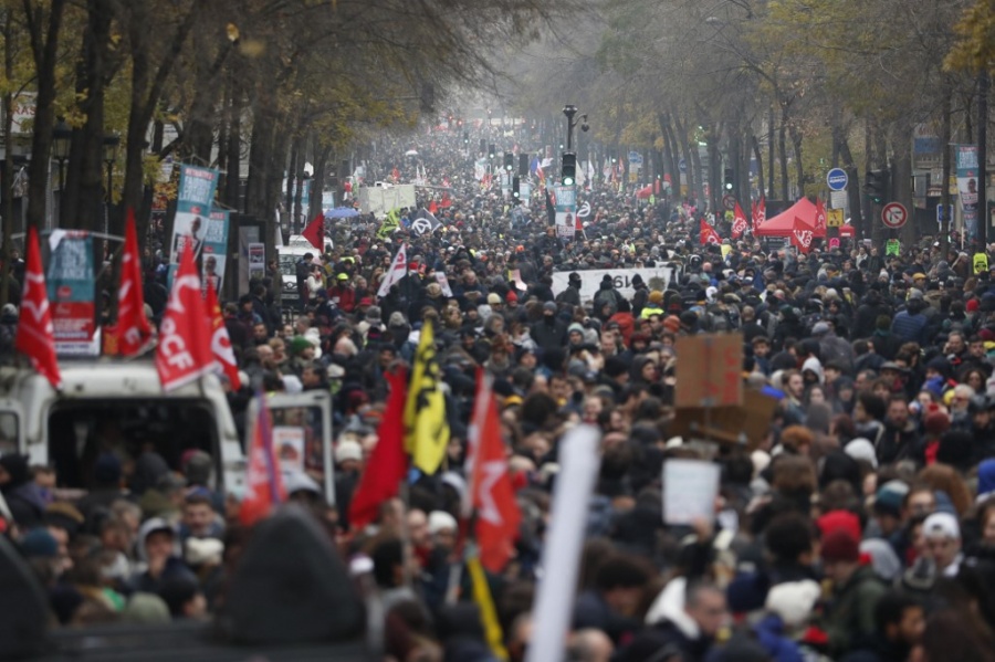 Γαλλία: Ενωμένα τα συνδικάτα κατά του Macron - Κινητοποιήσεις για 13η ημέρα