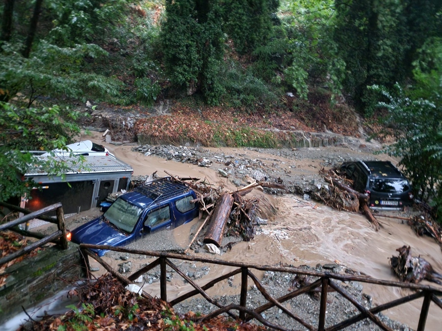 Εικόνες βιβλικής καταστροφής - Χάος σε Βόλο, Σκιάθο λόγω κακοκαιρίας - Lockdown με εντολή ΕΛ.ΑΣ. - Μπέος: Δύο νεκροί κτηνοτρόφοι