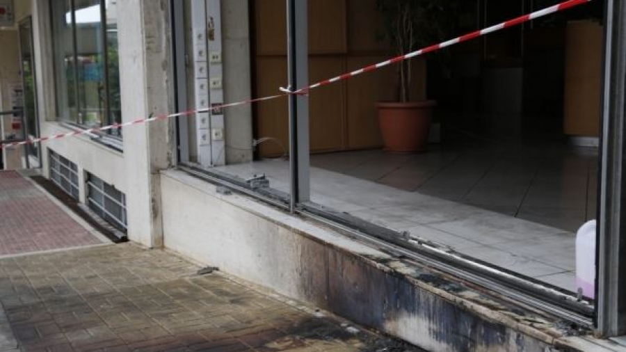 Πειραιάς: Επίθεση με γκαζάκια στα γραφεία ναυτιλιακής εταιρείας  - Προκλήθηκαν ζημιές, έξι προσαγωγές