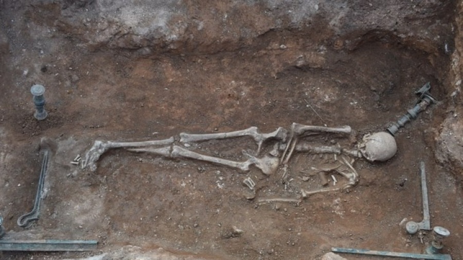 Σπάνια στον ελλαδικό χώρο η χάλκινη νεκρική κλίνη που αποκάλυψε η αρχαιολογική σκαπάνη