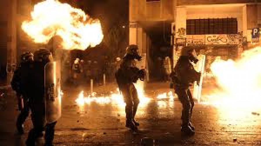 Επίθεση με μολότοφ εναντίον αστυνομικών δυνάμεων στα Εξάρχεια