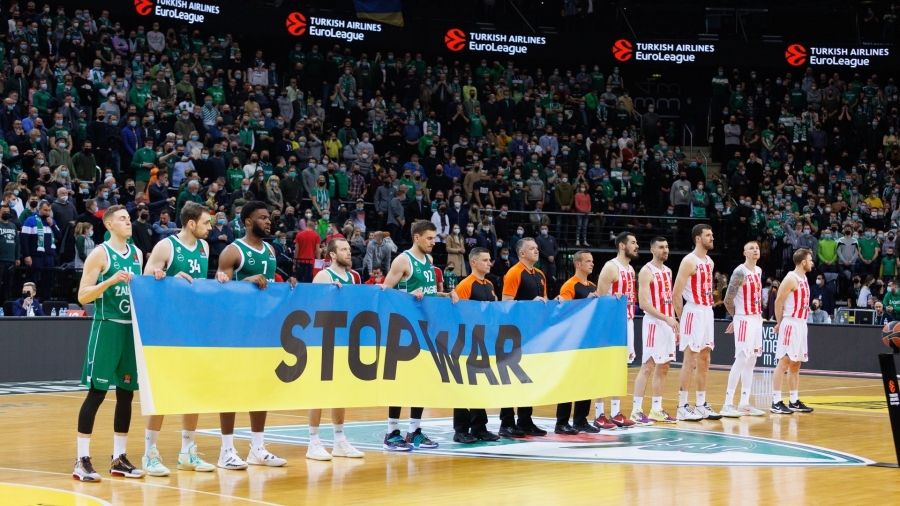 Οι παίκτες του Ερυθρού Αστέρα, αρνήθηκαν να κρατήσουν το πανό για τον πόλεμο στην Ουκρανία