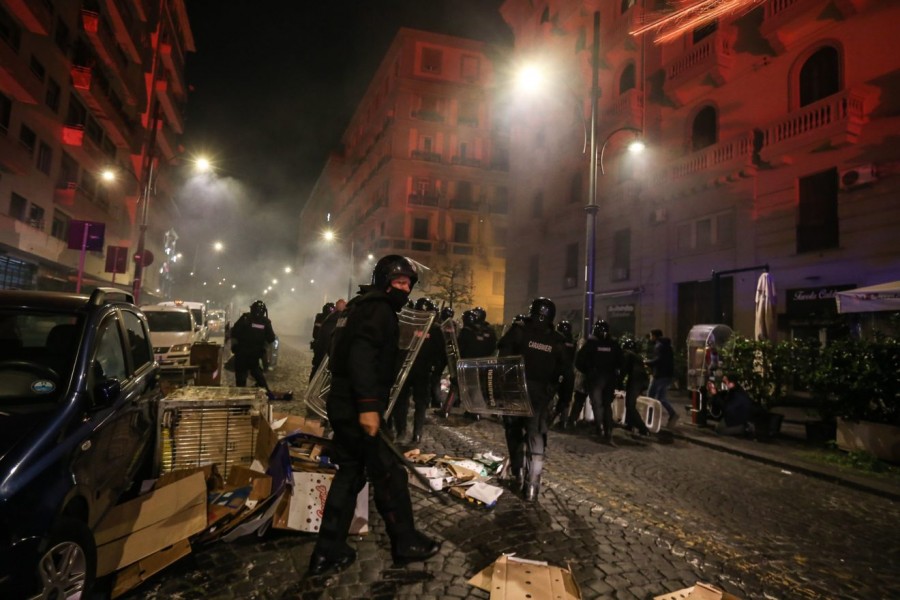 Politico: Η μαφία υποκινεί βίαιες συγκρούσεις κατά του lockdown στην Ιταλία