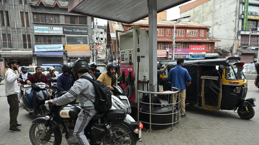 Πανικός για τα καύσιμα στην Ινδία - Ουρές και φόβοι παρά τις διαβεβαιώσεις για επάρκεια