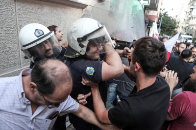 Συμπλοκές σε συμβολαιογραφείο για πλειστηριασμό