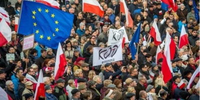 Πολωνία: Μεγάλες διαδηλώσεις ευρωπαϊστών και αντιευρωπαϊστών, εν όψει εκλογών - Αναμέτρηση μεταξύ Tusk και Kaczyński