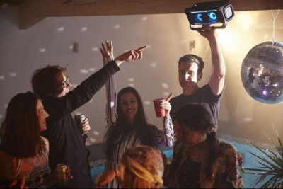 Μοναδικές Χριστουγεννιάτικες στιγμές με τα φορητά ηχεία της LG