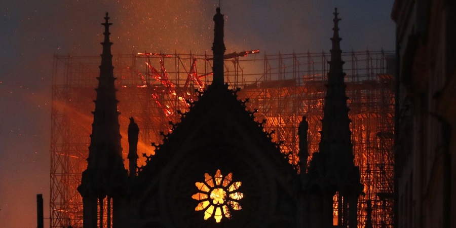 Υπό έλεγχο τέθηκε η φωτιά στην Παναγία των Παρισίων – Απομένουν τοπικές εστίες