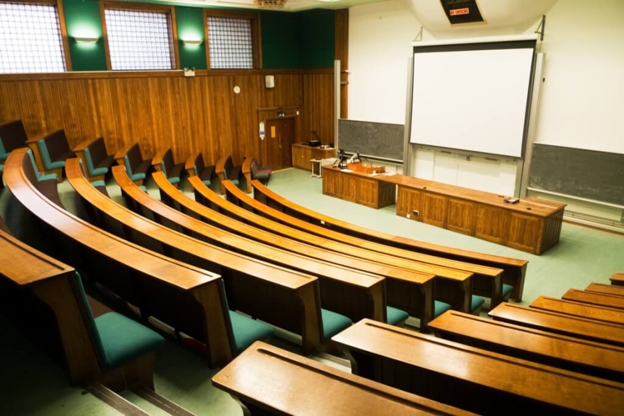 «Πότε θα κάνουμε σεξ;» - Aπολύθηκε πανεπιστημιακός που παρενοχλούσε φοιτητές του και τους «έκοβε» με «2» αν δεν ενέδιδαν