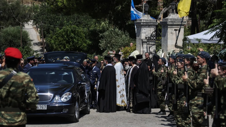 Χανιά: Τελευταίο αντίο στον σμηναγό Χρ. Μουλά, κυβερνήτη του canadair που χάθηκε στην Κάρυστο