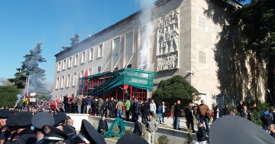 Σοβαρά επεισόδια στα Τίρανα - Διαδηλωτές εισέβαλαν στο πρωθυπουργικό γραφείο
