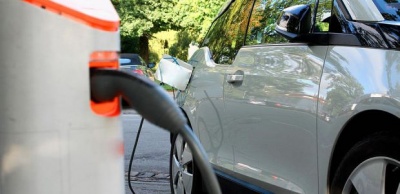 Να επιδοτήσει με 1.000 ευρώ την απόκτηση ηλεκτρικού οχήματος σχεδιάζει το ΥΠΕΝ