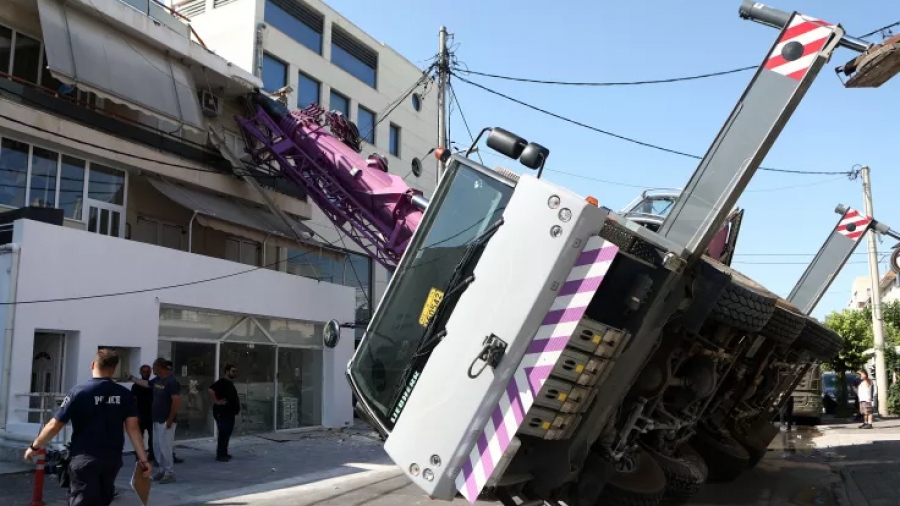 Απίστευτες εικόνες στο Περιστέρι: Γερανοφόρο παρέσυρε καλώδια ηλεκτροδότησης και προσέκρουσε σε διώροφη κατοικία