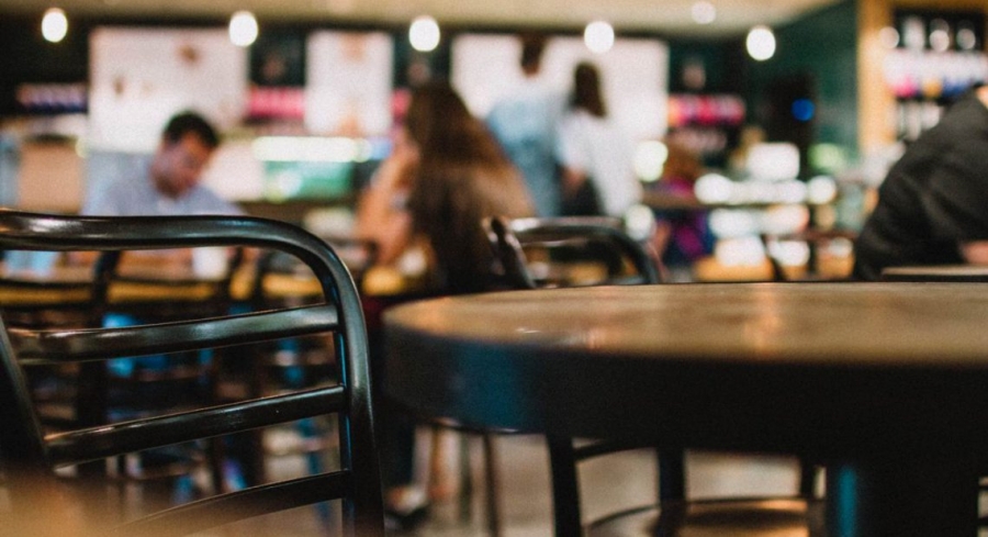 Πώς θα αρθούν οι περιορισμοί για τους εμβολιασμένους – Μοντέλο δύο ταχυτήτων