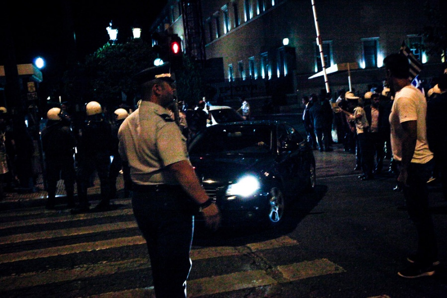 Σύνταγμα: Εισβολή αγνώστων στη Βουλή – Επίθεση με ρόπαλα σε αυτοκίνητα βουλευτών