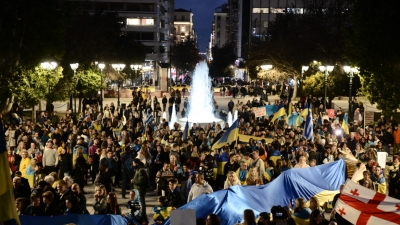 Μεγάλη πορεία Ουκρανών στο κέντρο της Αθήνας για τον έναν χρόνο από την έναρξη του πολέμου