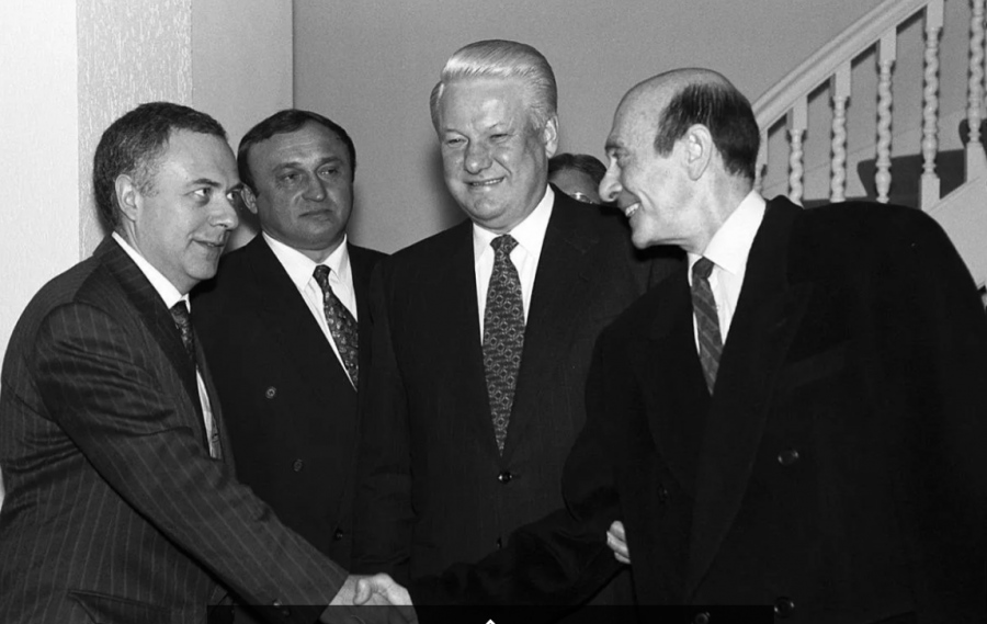 Αποκαλύψεις: Πώς το ΝΑΤΟ επιχείρησε να εξαπατήσει και να «περικυκλώσει» τη Ρωσία πριν από τις «έγχρωμες» επαναστάσεις