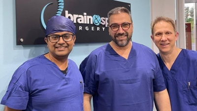 Ο δρ Γεώργιος Βασταρδής καθοδηγεί χειρουργούς σπονδυλικής στήλης στις νεότερες ενδοσκοπικές τεχνικές σε συνέδριο της Αυστραλίας
