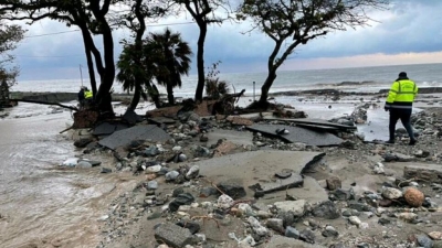 Πολιτική Προστασία: Απομάκρυνση κατοίκων από τα καμένα σε Αττική και Β. Εύβοια