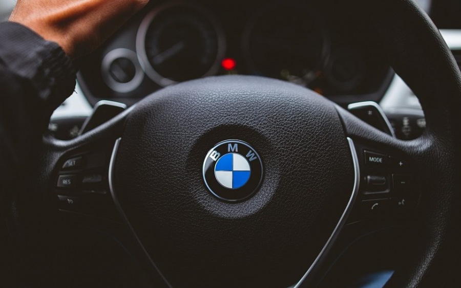BMW: «Φρένο» στην παραγωγή 10.000 οχημάτων από την παγκόσμια έλλειψη ημιαγωγών