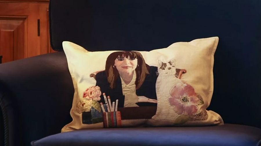Χαμός με το μαξιλάρι της Σακελλαροπούλου: «Φωτιά» πήραν Twitter και Photoshop