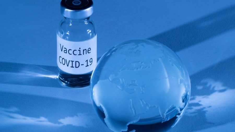 Εμβόλιο: «Η τρίτη δόση ενδέχεται να προκαλεί πιο σοβαρές παρενέργειες», λέει αξιωματούχος των CDC