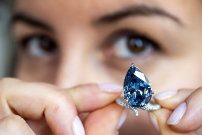 Πάνω από 25 εκατομμύρια δολάρια για ένα μπλε διαμάντι σε δημοπρασία του Christie's
