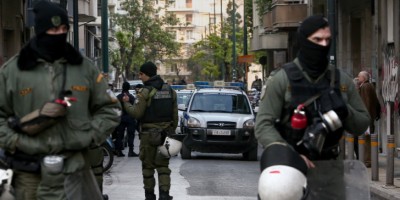 Πειθαρχική τιμωρία του άνδρα των ΜΑΤ που απομάκρυνε την ανθοδέσμη από το μνημείο του Γρηγορόπουλου