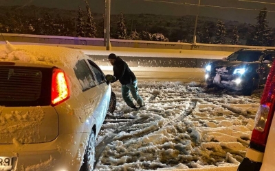 Κακοκαιρία «Ελπίς»: Επιχείρηση ανδρών της ΕΚΑΜ, για τον απεγκλωβισμό οδηγών - Κυκλοφοριακές ρυθμίσεις στην εθνική Αθηνών - Θεσσαλονίκης