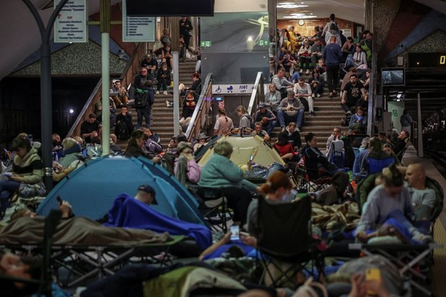 Πανικός κατακραυγή στο Κίεβο με την απαγόρευση πρόσβασης των πολιτών στα καταφύγια του μετρό, από την Αστυνομία