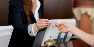 Βουτιά -31,5% σε ετήσια βάση του δείκτη απασχολούμενων στους κλάδους παροχής καταλυμάτων και εστίασης