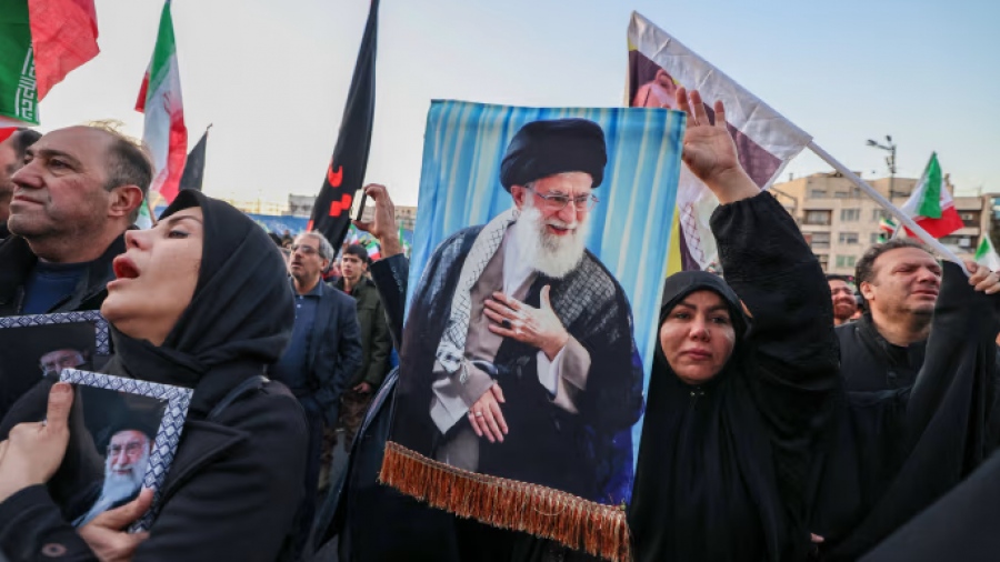 Δεν λυγίζουν οι Ιρανοί - Χιλιάδες πολίτες σε διαδηλώσεις κατά των ΗΠΑ και του Ισραήλ (vid)