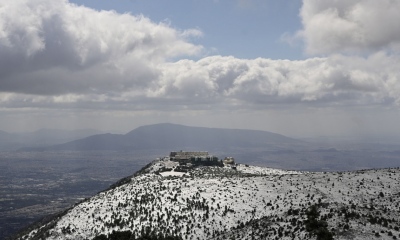 Διακοπή κυκλοφορίας λόγω χιονόπτωσης στην Πάρνηθα - Μαγευτικές εικόνες