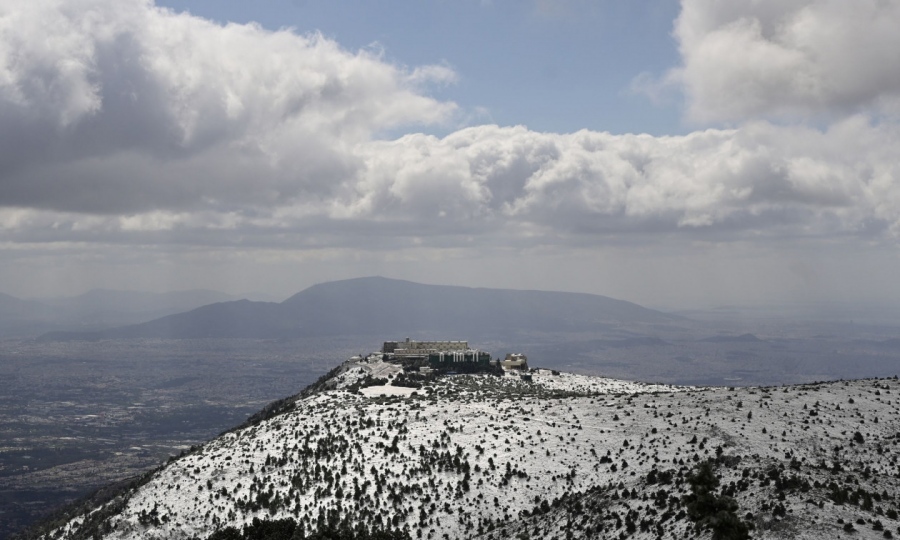 Διακοπή κυκλοφορίας λόγω χιονόπτωσης στην Πάρνηθα - Μαγευτικές εικόνες