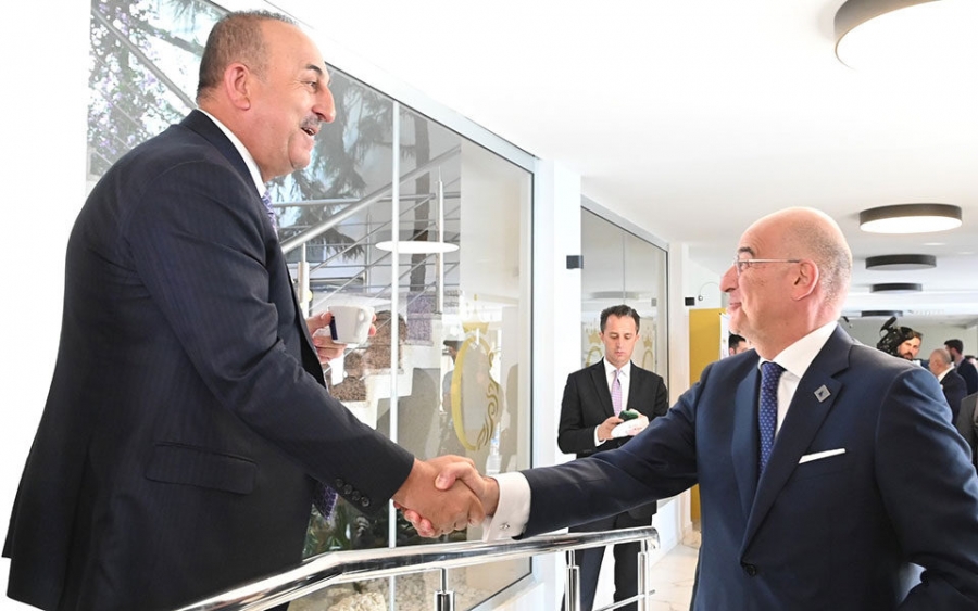 Δένδιας: Ανταλλάξαμε «κοινωνική» χειραψία με τον Cavusoglu - «Mevlut! Νίκο!» Ο διάλογος για τον καφέ